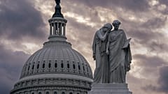 A washingtoni Capitolium kupolája, előtte a Béke emlékmű
