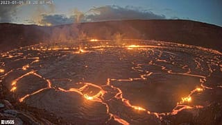 Auf Hawaii ist der Vulkan Kilauea wieder aktiv. Am Morgen entwich Lava aus seinem Krater.