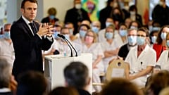 Le président français Emmanuel Macron lors de son discours devant le personnel soignant de l'hôpital de Corbeil-Essonnes.