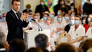 Le président français Emmanuel Macron lors de son discours devant le personnel soignant de l'hôpital de Corbeil-Essonnes.