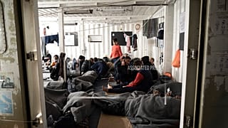 Migranti avvolti con coperte sulla nave di salvataggio Ocean Viking, nel mar Mediterraneo, vicino alla costa della Sicilia, 6 novembre 2022.