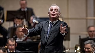 Daniel Barenboim dirigiendo una orquesta