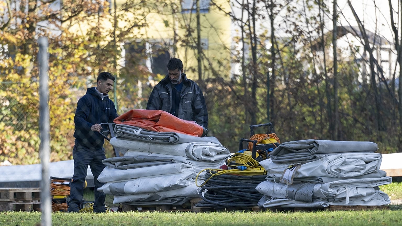 Menekülteknek szánt sátrakat bontanak szét az ausztriai St. Georgen im Attergauban