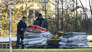Menekülteknek szánt sátrakat bontanak szét az ausztriai St. Georgen im Attergauban