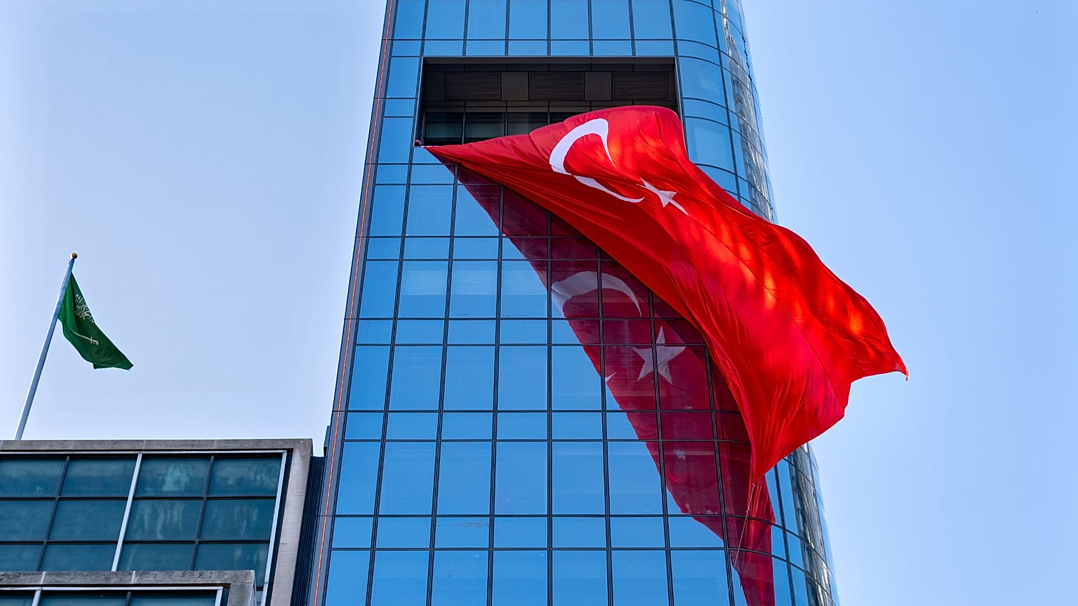 Hatalmas török zászló New Yorkban az ENSZ-székhellyel szemben, Törökország állandó képviseletén