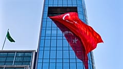 Hatalmas török zászló New Yorkban az ENSZ-székhellyel szemben, Törökország állandó képviseletén