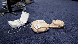 Image shows a compact, AI-powered defibrillator developed by french company, Lifeaz.