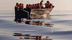 Лодка с мигрантами в открытом море