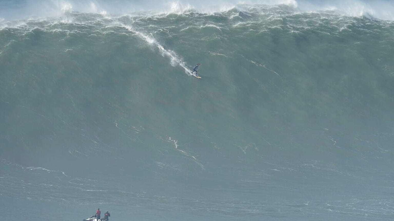 Riesenwelle in Nazaré in Portugal im Februar 2022 - dort starb Marcio Freire