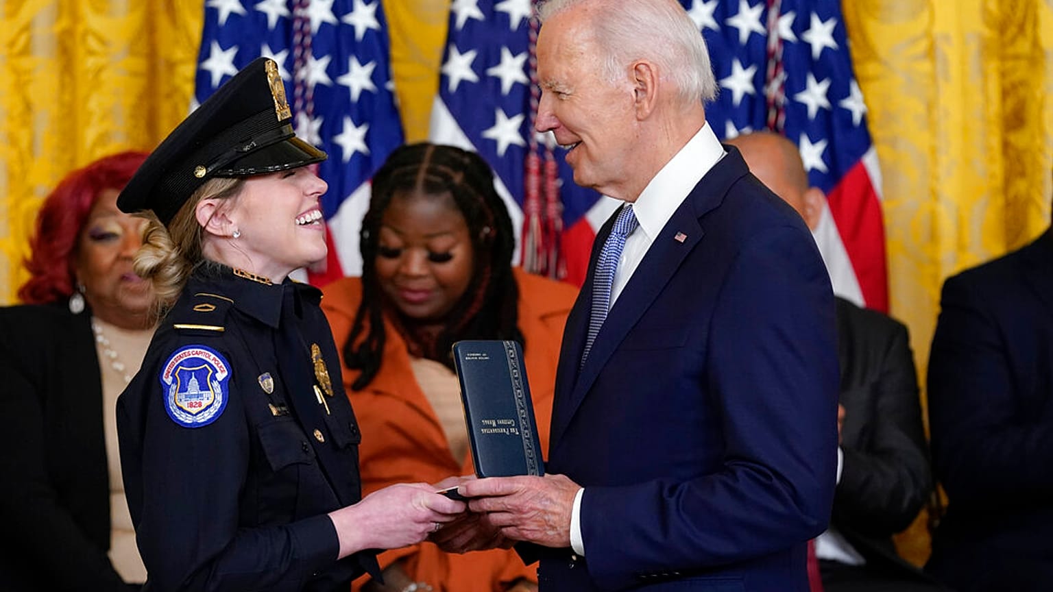 Le président américain Joe Biden décerne un prix à une policière, le 6 janvier 2023, Maison Blanche, USA 