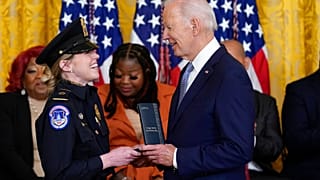 Le président américain Joe Biden décerne un prix à une policière, le 6 janvier 2023, Maison Blanche, USA 
