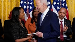 US-Präsident Biden zeichnet zum Jahrestag des Angriffs auf das US-Kapitol Bürger:innen aus