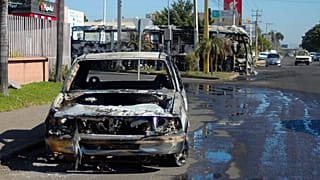 Veículo queimado durante confrontos em Culiacan, México