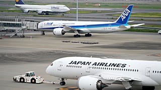 Várakozó repülőgépek egy japán repülőtéren - képünk illusztráció. 