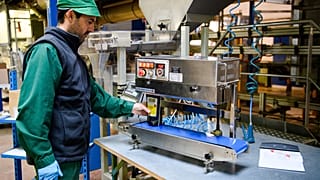 После 1336 дней конфликта с Unilever работники чайной фабрики к северо-востоку от Марселя отстояли средства производства и организовались в кооператив. 