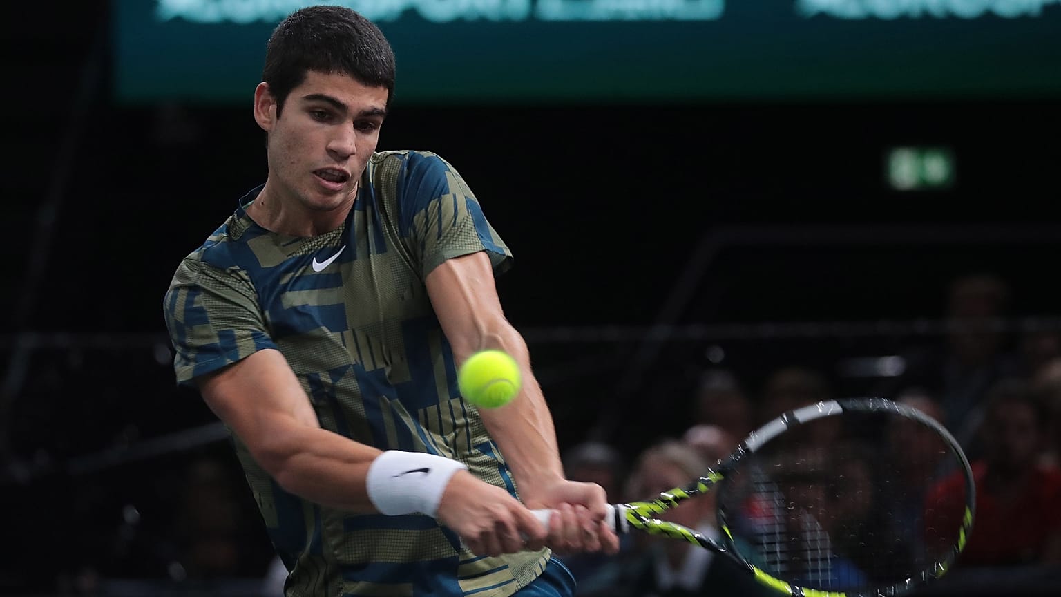 Carlos Alcaraz a bolgár Grigor Dimitrov elleni mérkőzésen a párizsi keménypályás férfi tenisztorna harmadik fordulójában 2022. november 3-án.