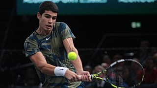 Carlos Alcaraz a bolgár Grigor Dimitrov elleni mérkőzésen a párizsi keménypályás férfi tenisztorna harmadik fordulójában 2022. november 3-án.