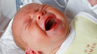 Ein neugeborenes Baby in Bremen (Archivbild)