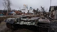 Разрушенный российский танк в Святогорске Донецкой области Украины