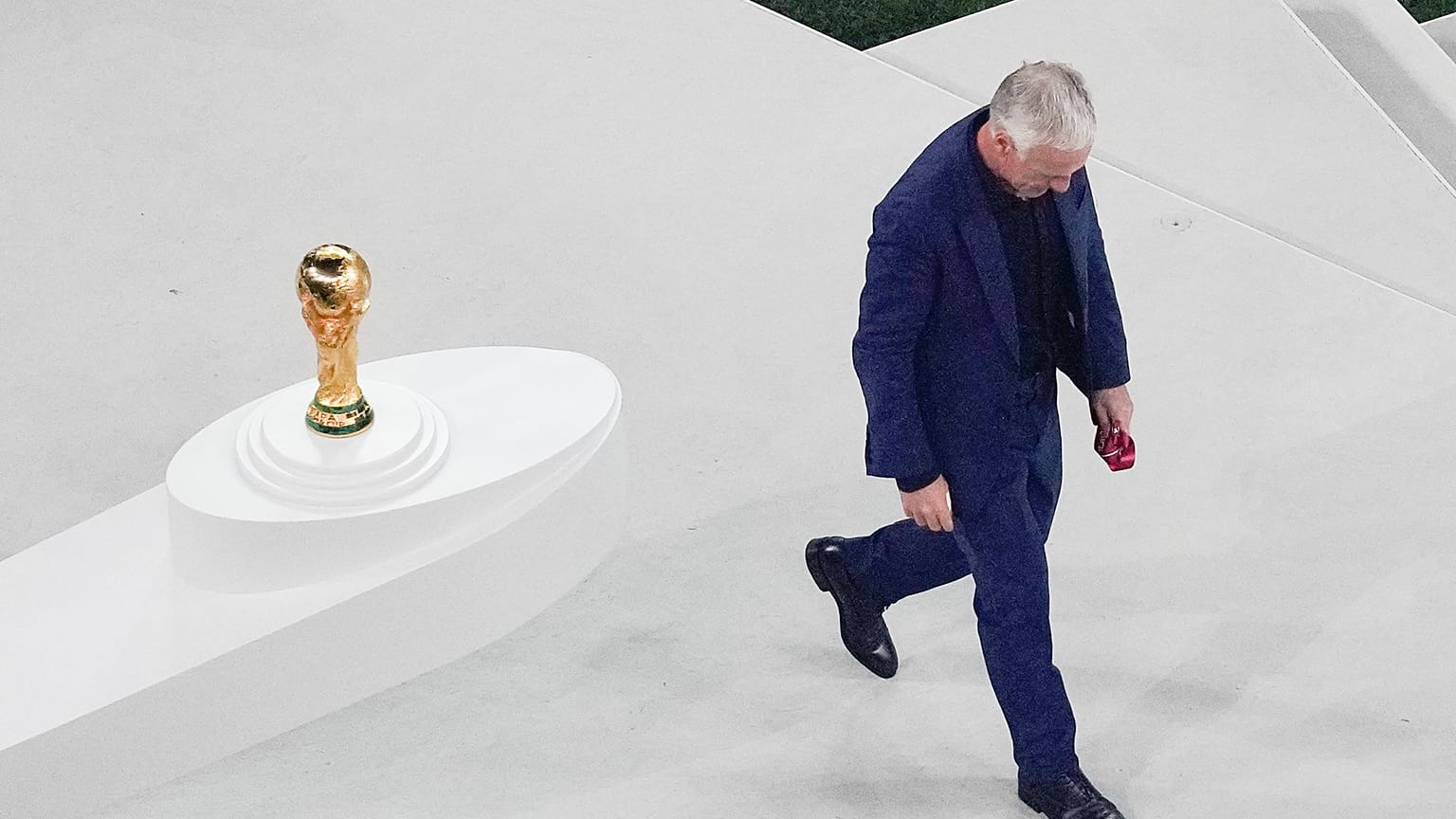 مدرب منتخب فرنسا ديدييه دوشان خلال حفل تتويج الفائز بكأس العالم في قطر 2022