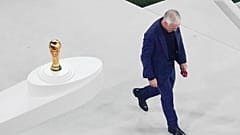 مدرب منتخب فرنسا ديدييه دوشان خلال حفل تتويج الفائز بكأس العالم في قطر 2022