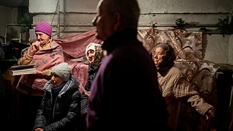 قداس ليلة عيد الميلاد داخل ملجأ في شازيف يار الأوكرانية