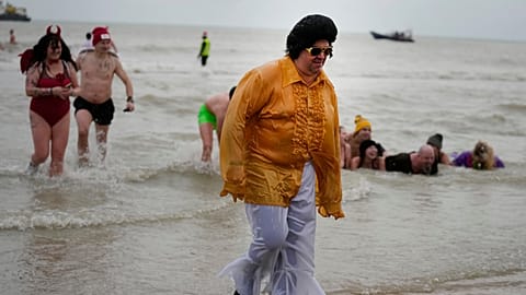 Belçika’nın sahil kenti Ostende'de 1987 yılından bu yana yapılan “Nieuwjaarsduik (Yeni Yılda Dalış)” adlı etkinliğe yaklaşık 5 bin kişi katıldı.