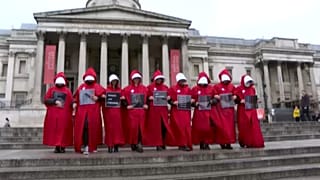 A londoni tüntetők Margaret Atwood regénye, a The Handmaid's Tale ihlette jelmezeket viseltek.