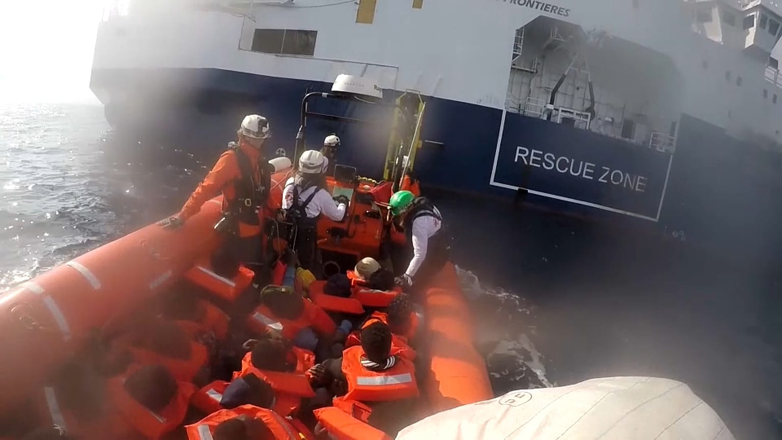 Rettungsboot bringt Menschen an Bord der Geo Barents