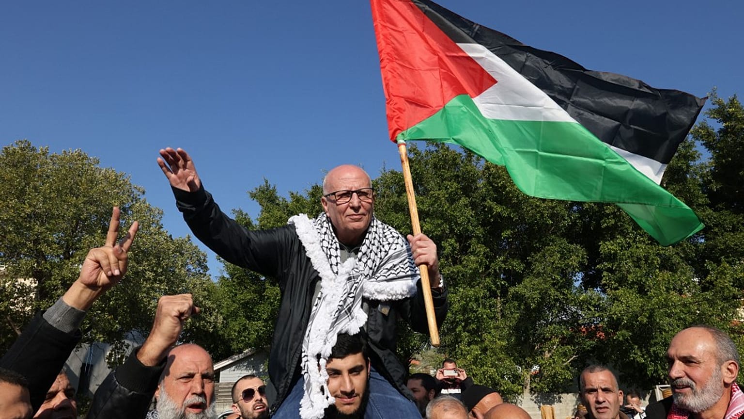  كريم يونس يحمله أصدقاء وأقارب بعد إطلاق سراحه بعد 40 عاماً في سجن إسرائيلي بتهمة اختطاف، 5 يناير 2023