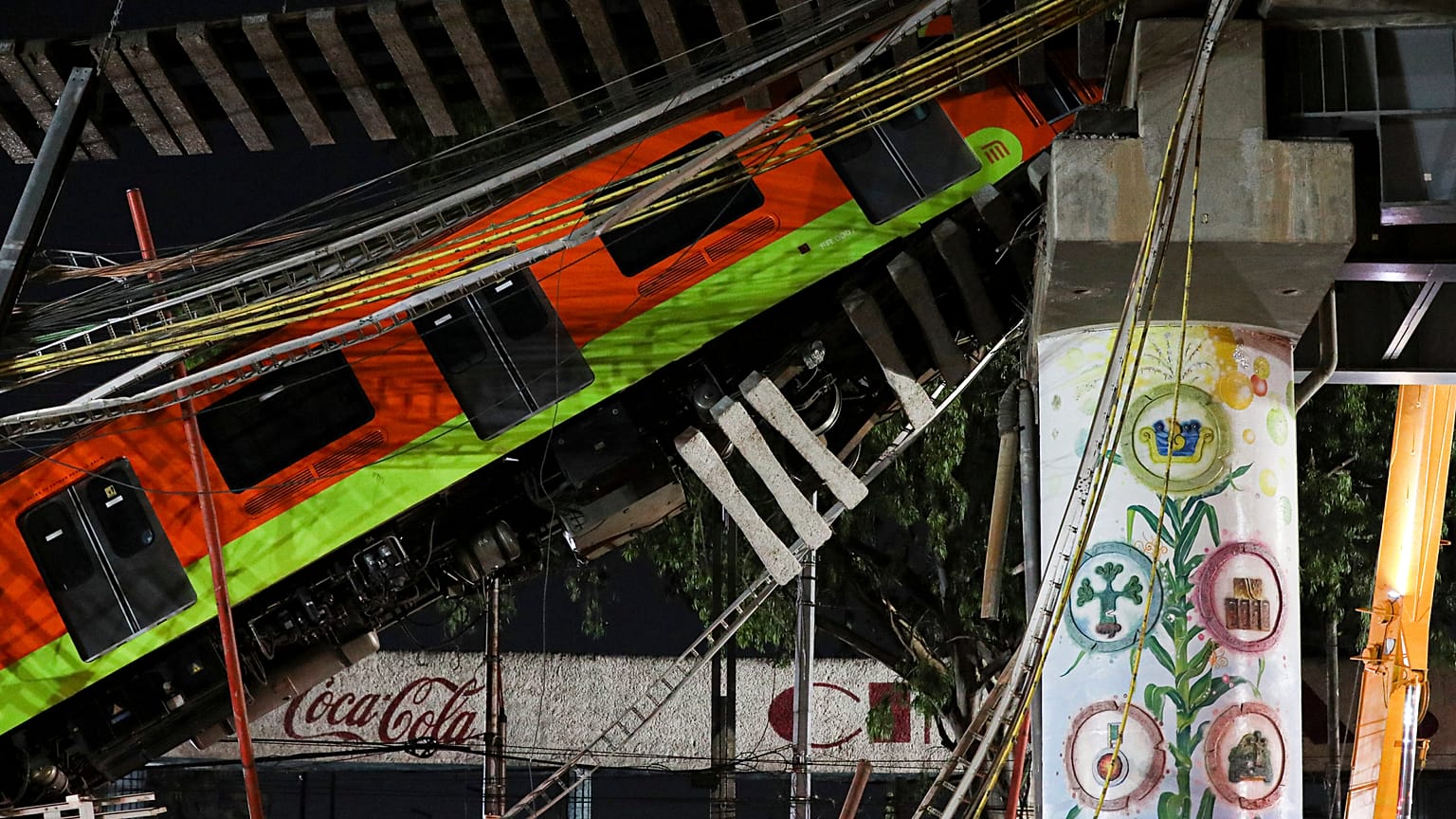 Mortífero accidente en la línea 3 del metro de Ciudad de México, al colisionar dos convoyes.
