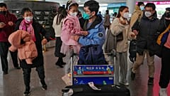 Erste Reisende aus Honkong treffen nach Öffnung der Grenzübergänge wieder in Schanghai ein.