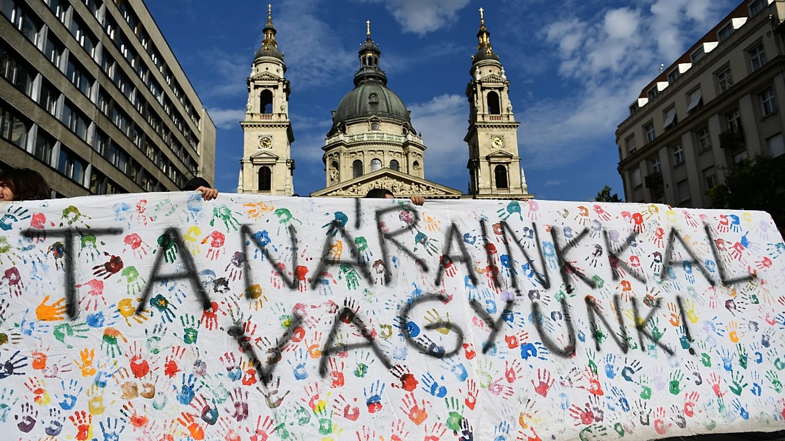 Diákok tüntetése a tanárok mellett Budapesten 2022. szeptember 2-án