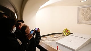 Das Grab des emeritierten Papstes unter dem Peterdom
