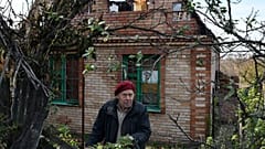 Der 84-Jährige Vladimir Semenets vor seinem zerstörten Haus in Bohorodychne