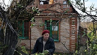 Una casa distrutta dai bombardamenti russi, a Bohorodychne.