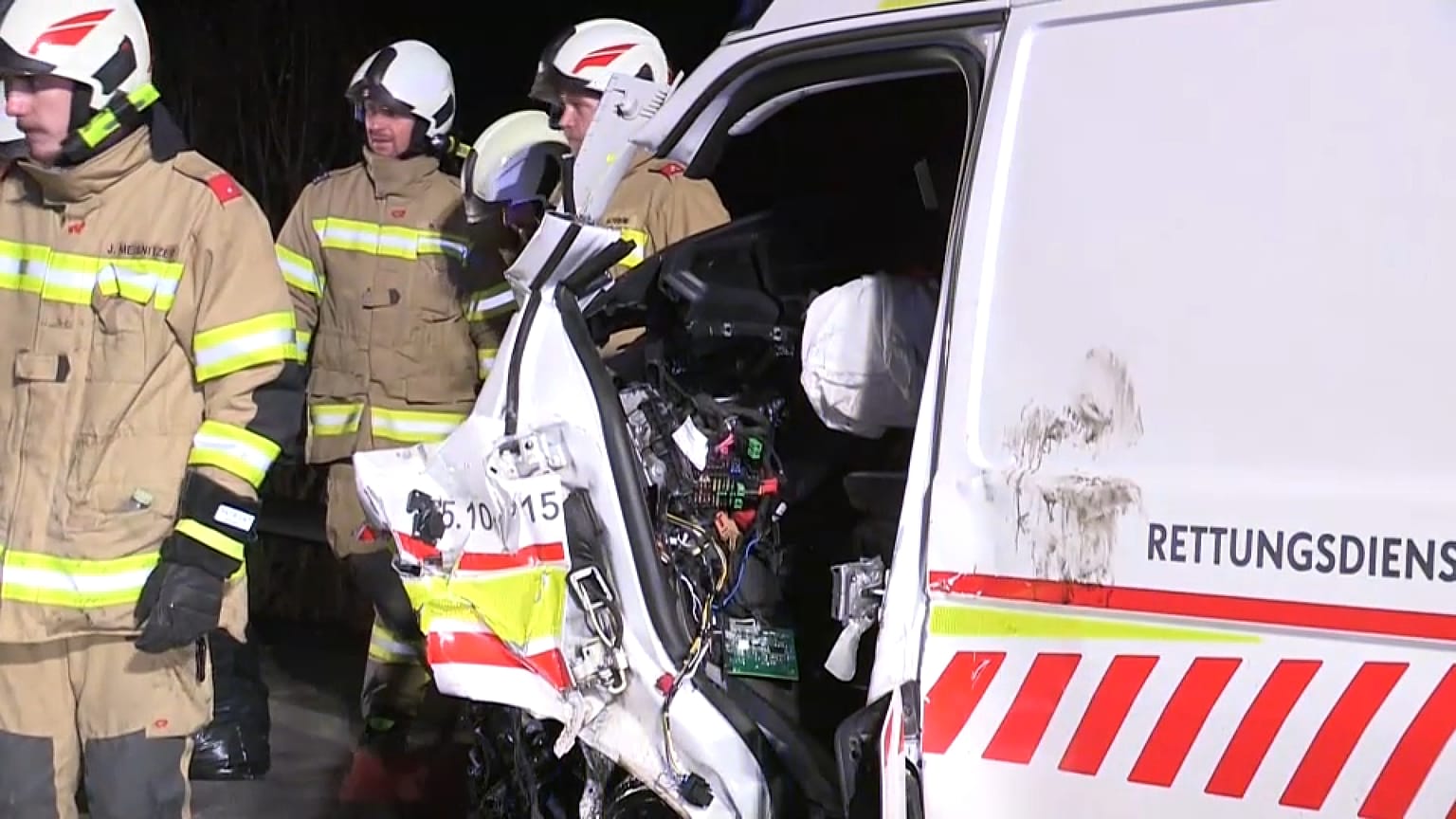 Der zerstörte Rettungswagen am Unfallort