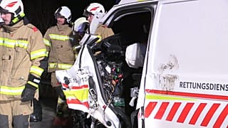 Der zerstörte Rettungswagen am Unfallort
