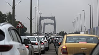 طوابير سيارات على طريق يؤدي إلى مدخل المنطقة الخضراء بعد إعادة فتحه، بغداد، 8 كانون الثاني / يناير 2023 ،