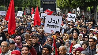 صورة من الارشيف-متظاهرون تونسيون يشاركون في مسيرة ضد الرئيس قيس سعيد دعا إليها تحالف "جبهة الإنقاذ الوطني" المعارض، في العاصمة تونس، 10 ديسمبر 2022.