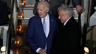 Президент Мексики встретил Джо Байдена в аэропорту "Фелипе Анхелес", 8 января 2023 года.