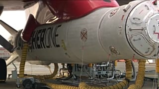 Rakéta a Boing 747-es szárnya alatt