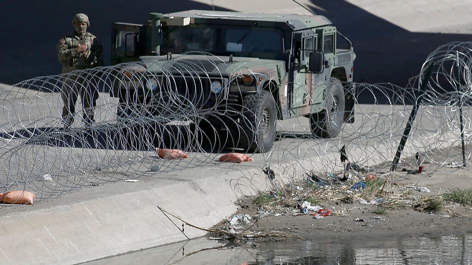Soldados estadounidenses en la frontera, vistos desde la localidad mexicana de Ciudad Juárez