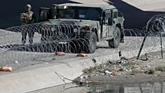 Soldados estadounidenses en la frontera, vistos desde la localidad mexicana de Ciudad Juárez