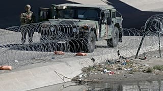 Soldados estadounidenses en la frontera, vistos desde la localidad mexicana de Ciudad Juárez