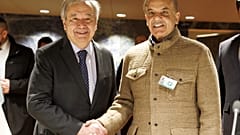 Antonio Guterres posa con el primer ministro paquistaní Shehbaz Sharif