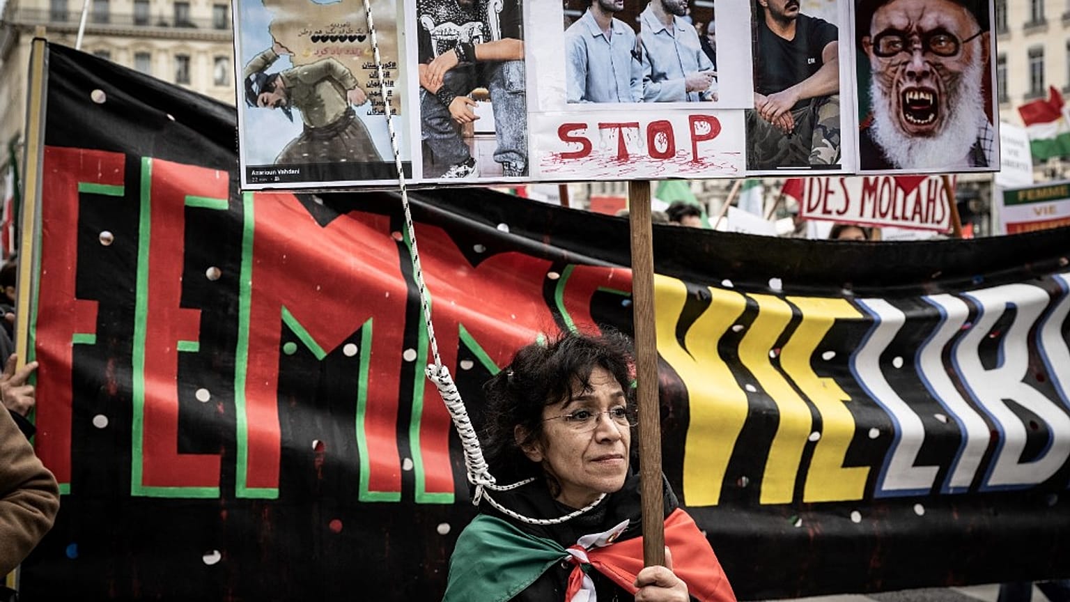 Fransa'nın Lyon kentinde İran'daki son idamları protesto etmek için düzenlenen gösteriye katılan İran asıllı bir kadın