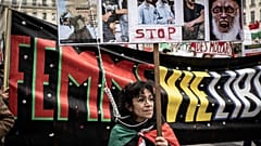 Fransa'nın Lyon kentinde İran'daki son idamları protesto etmek için düzenlenen gösteriye katılan İran asıllı bir kadın