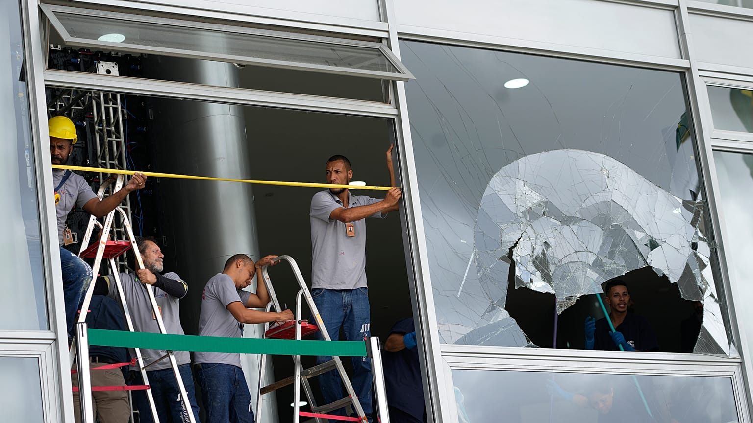 Arbeiten an der Fassade des Präsidentenpalastes in Brasilia am Tag nach der Attacke