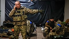 Der Kommandeur der ukrainischen Armee, Generaloberst Oleksandr Syrskyi, gibt Anweisungen in einem Unterstand in Soledar